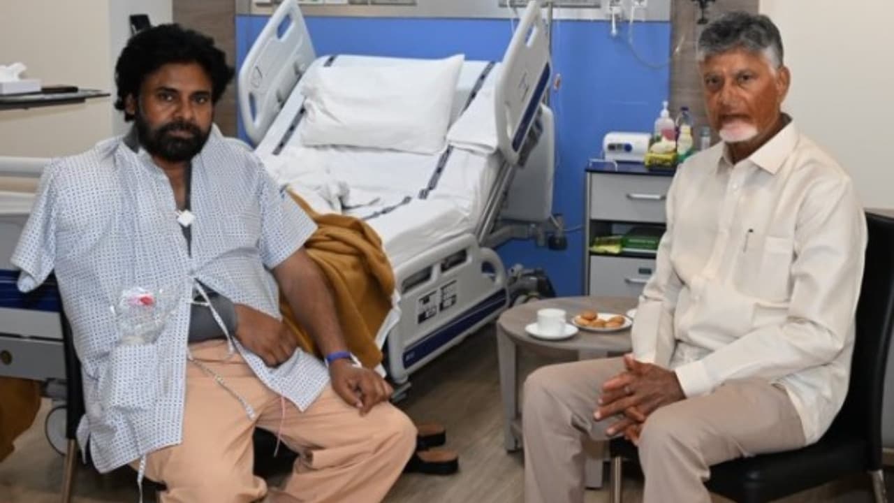 సర్జరీ తర్వాత కుడిచేతికి కట్లతో పవన్ కళ్యాణ్.!. పరామర్శించిన సీఎం చంద్రబాబు.. లేటెస్ట్ ఫోటో
