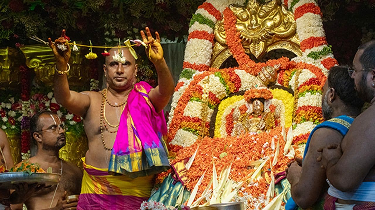 తిరుచానూరు ఆలయంలో నేత్రపర్వంగా వరలక్ష్మీ వ్రతం.. బంగారు చీరలో దర్శనమిచ్చిన పద్మావతి అమ్మవారు