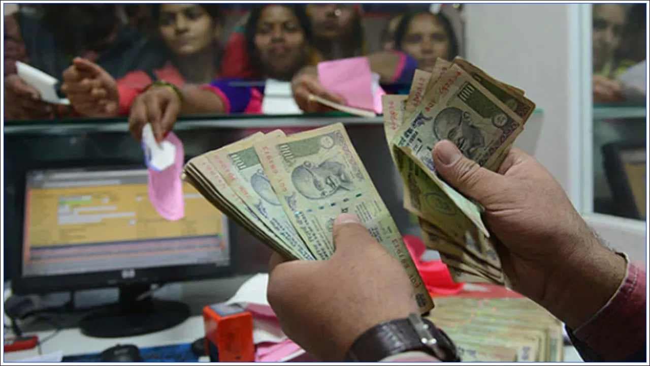 బ్యాంక్ ఖాతాదారులకు కొత్త టెన్షన్.. అకౌంట్ లో డబ్బు విత్ డ్రా చేయలేక ఇబ్బందులు