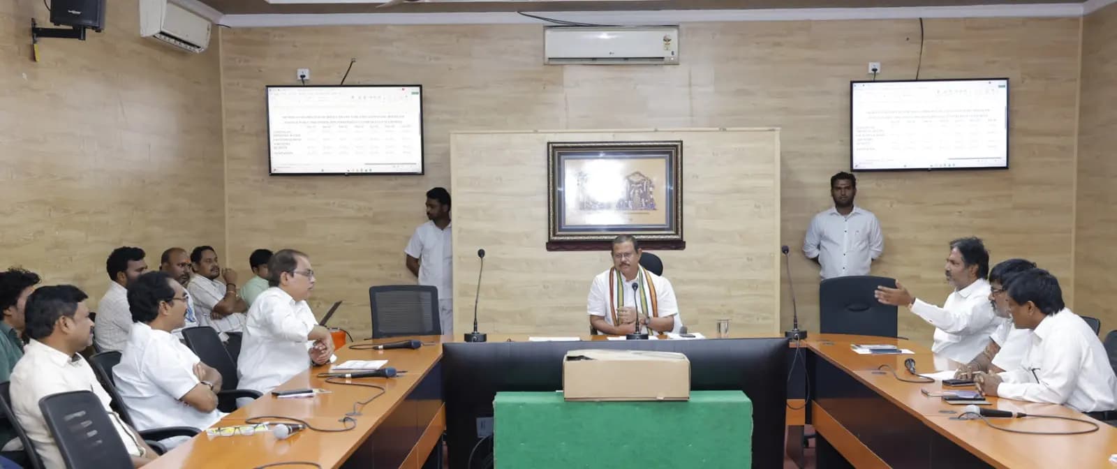 శ్రీశైలంలో భక్తుల సౌకర్యాలపై ఈవో సమీక్ష
