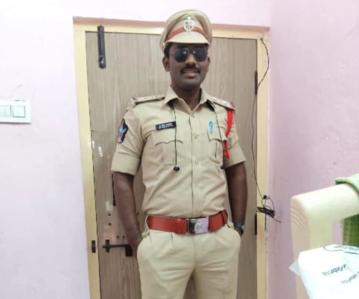 నేనే ఎస్ఐని.. అంటూ కారు నొక్కేసిన కేటుగాడు