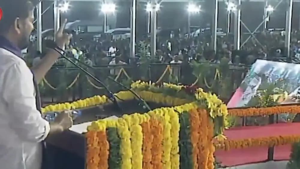 మహిళా స్వయం సహాయక సంఘాలకు బస్సులు అందజేసిన రేవంత్ రెడ్డి