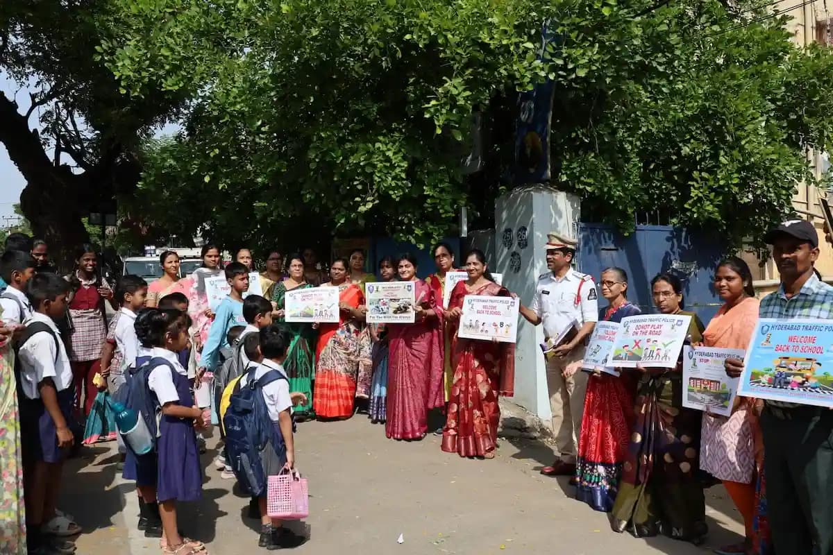 విద్యార్థులకు చాక్లెట్లతో వెల్కమ్.. విద్యానగర్ స్కూల్లో రహదారి భద్రతపై బేగంపేట అవగాహన సదస్సు