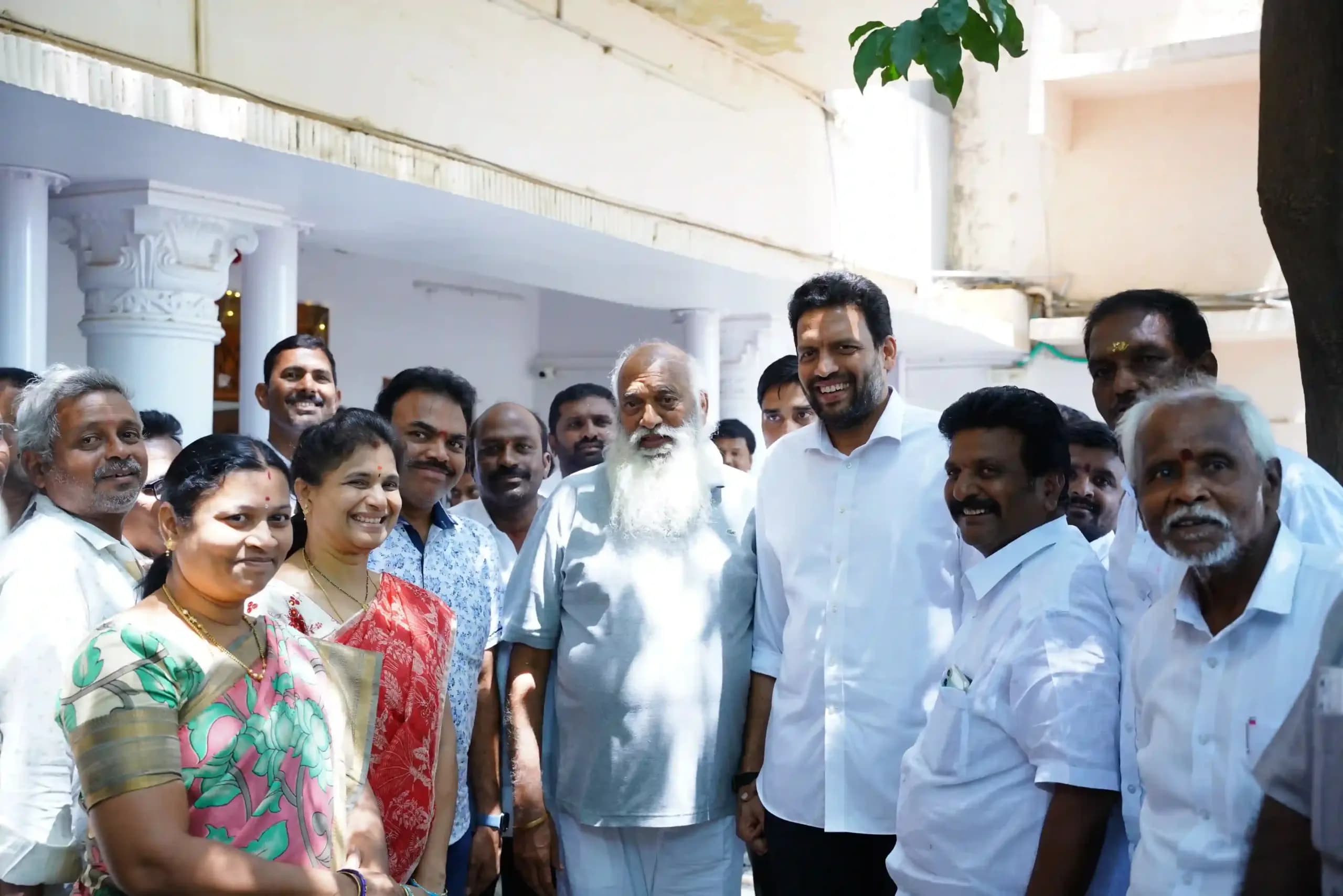 మంత్రి టీజీ భరత్ ను కలిసిన ఆర్యవైశ్య సంఘం నేతలు
