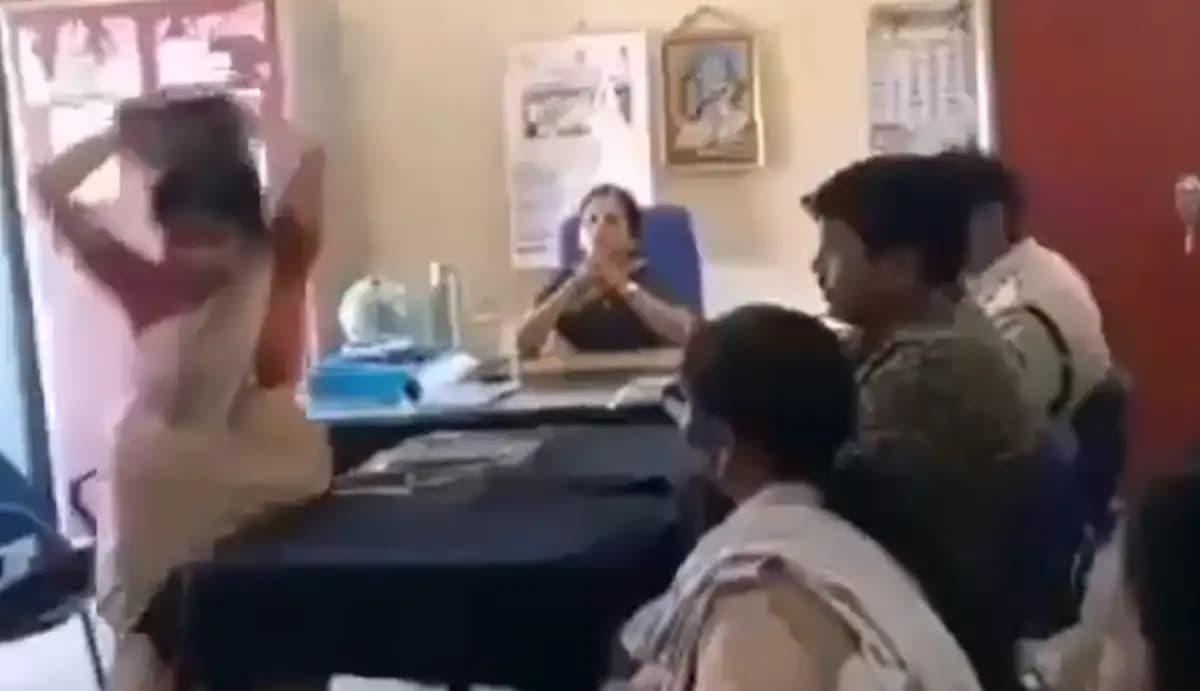 ఆమె మాకొద్దంటూ’ రోడ్డెక్కిన విద్యార్థులు