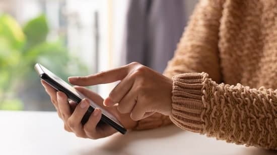 Doomscrolling For Hours Ophthalmologist Warns How Short Form Videos Can Harm Your Eyes Causes Dryness Irritation