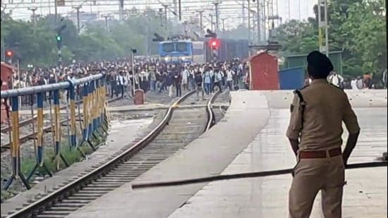 Bihar Excise Constable Aspirants Create Ruckus At Patliputra Railway Station After Missing Hiring Exam 500 Booked