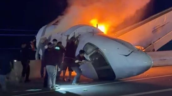 Private Jet Crashes Onto Texas Highway Erupts In Flames Shocking Video Shows Desperate Attempt To Save Passengers