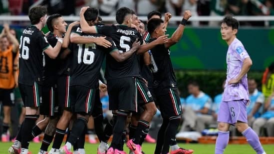 Mexico Becomes First Country To Reach Knockout Stage Of World Cup Beat South Korea 1 0 After Romo Goal