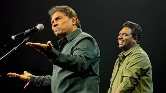 Johnny Lever Surprises Zakir Khan On Stage At Papa Yaar Tour In Mumbai