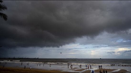 Heavy Rain Lashes Mumbai As Imd Issues Warning For Thunderstorms