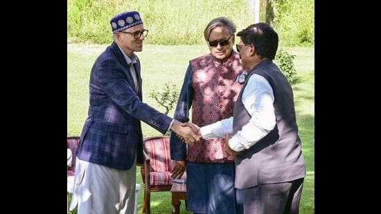 Parl Panel On External Affairs Call On J K Cm Exchanges Views On Border Management
