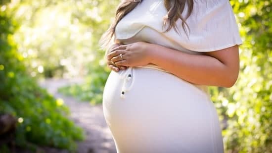 Inspired By Anne Hathaway Pregnancy At 43 Doctor Breaks Down What It Really Takes To Have Healthy Pregnancies In 40s
