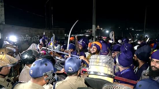 Protesting Nihang Group Stopped At Uttarakhand Border