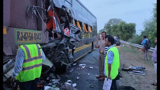 4 Killed As Conductor Driven Bus Rams Truck On Yamuna E Way In Up S Mathura