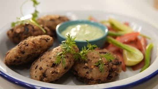 Enjoy Chef Ranveer Brar Crispy And Delicious Poha Vada With Chutney Recipe During Monsoon Here Are The Steps