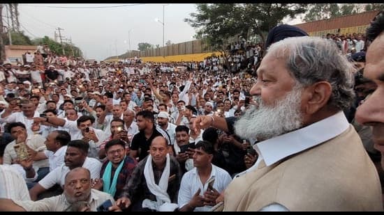 Protest Outside Vij S Residence Haryana Power Utilities Staff Seek Risk Allowance Medical Cards
