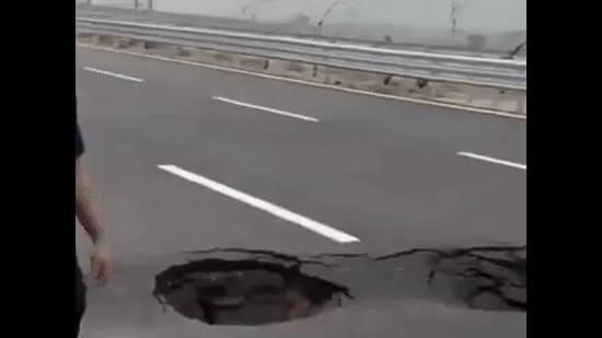 80 Days Of Delhi Dehradun E Way Light Rain Creates Sinkholes In Shamli Videos Viral