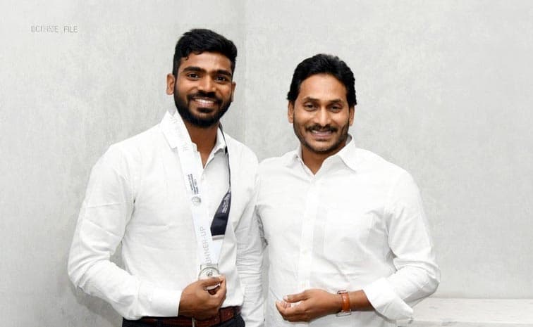 క్రికెటర్ కేఎస్ భరత్ కు వైఎస్ జగన్ శుభాకాంక్షలు