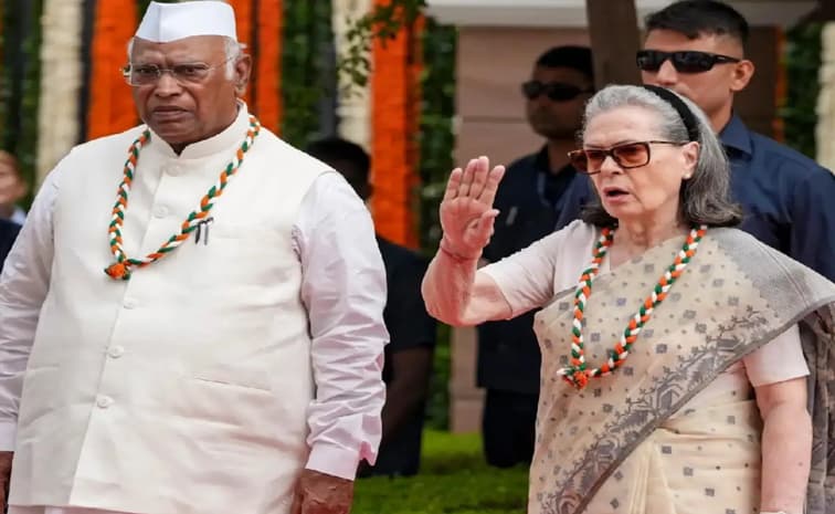 పూర్తి వందేమాతరం సోనియా వద్దన్నారు