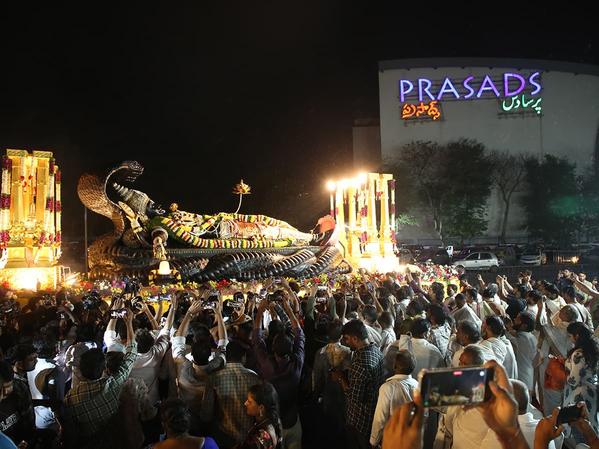 ప్రసాద్ ఐమాక్స్ వద్ద భారీ అనంత పద్మనాభస్వామి ఫొటోలు