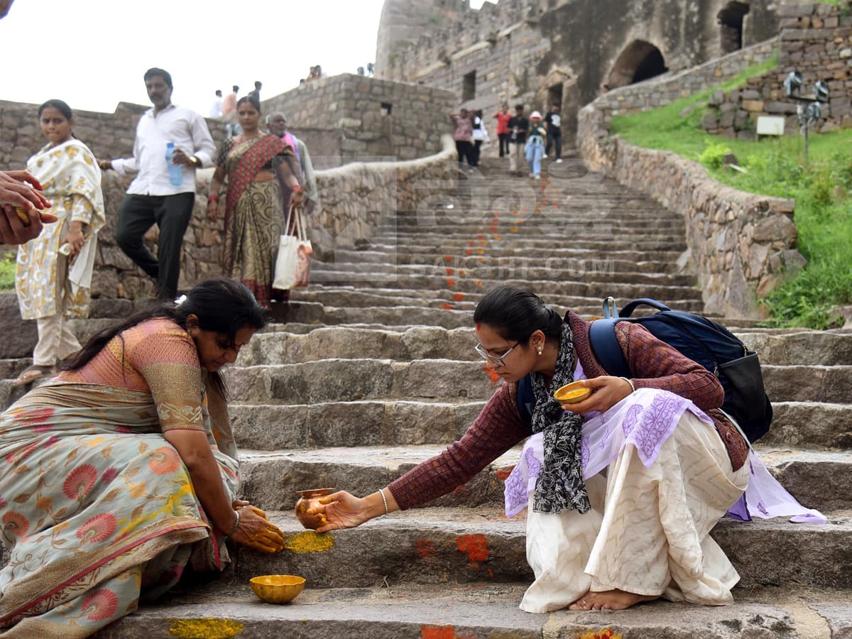 రంగులు అద్ది.. బొట్లు పెట్టి.. ఫొటోలు