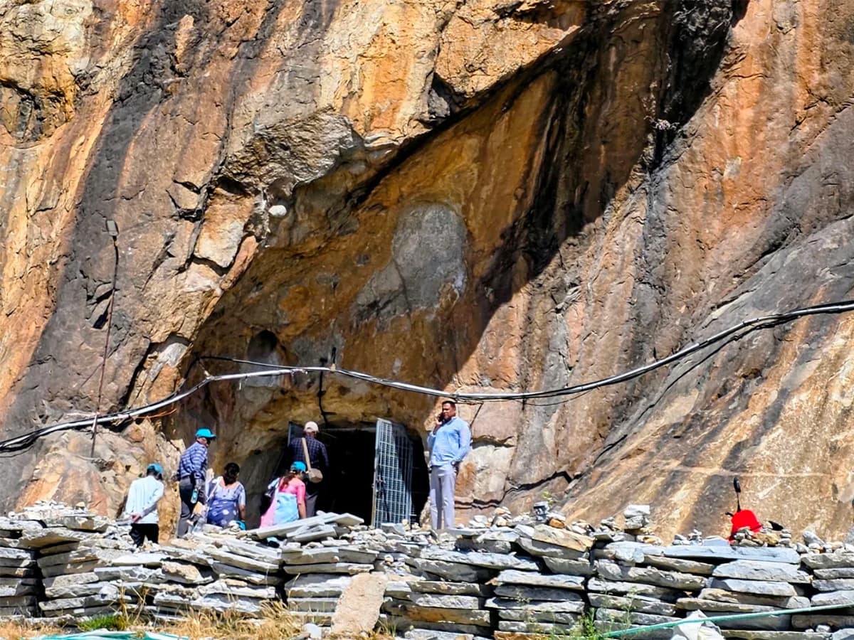 కొండను తొలిచి కట్టిన అద్భుత గుహాలయం..ఎక్కడో తెలుసా? ఫొటోలు
