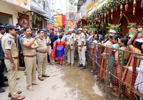 బోనాల భద్రతకు పటిష్ఠ బందోబస్తు.. 2,400 మంది పోలీసులతో నిరంతర నిఘా