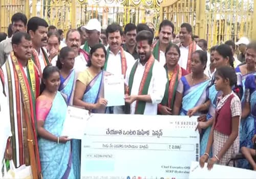 వనదేవతల సాక్షిగా చేయూత పింఛన్ల పంపిణీకి సీఎం రేవంత్ రెడ్డి శ్రీకారం