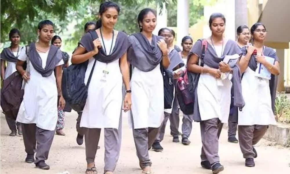 విద్యార్థులకు, కాలేజీలకు భారీ ఊరట