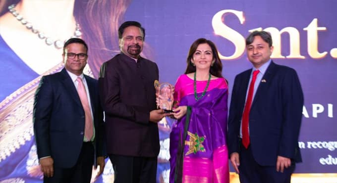 టాంపాలో నీతా అంబానీకి హ్యుమానిటేరియన్ అవార్డు ప్రదానం