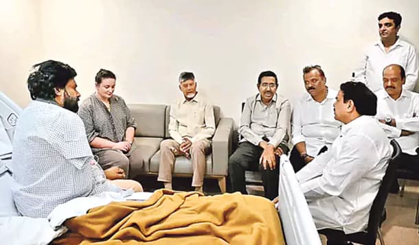 పవన్ కల్యాణ్ ను పరామర్శించిన సీఎం చంద్రబాబు