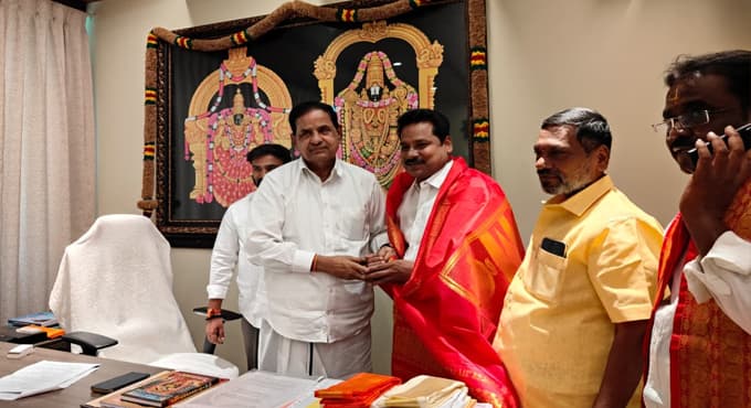 టీటీడీ చైర్మన్ బీఆర్ నాయుడు గారిని మర్యాదపూర్వకంగా కలిసి ఆశీర్వాదాలు తీసుకున్న టీటీడీ ఎస్విబిసి చైర్మన్ శ్రీధర్ వర్మ