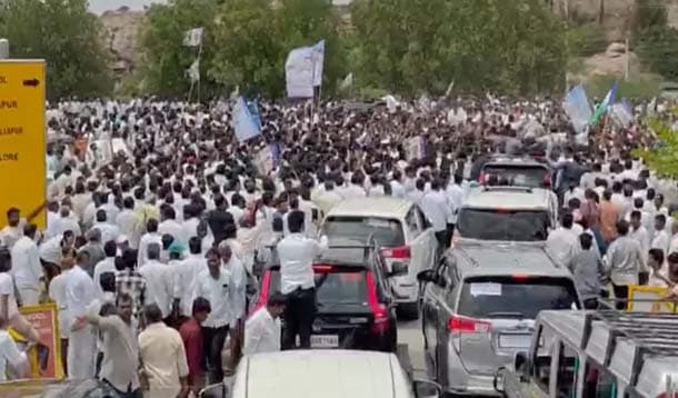 జనానికి చుక్కలు చూపించిన వైసీపీ శ్రేణులు