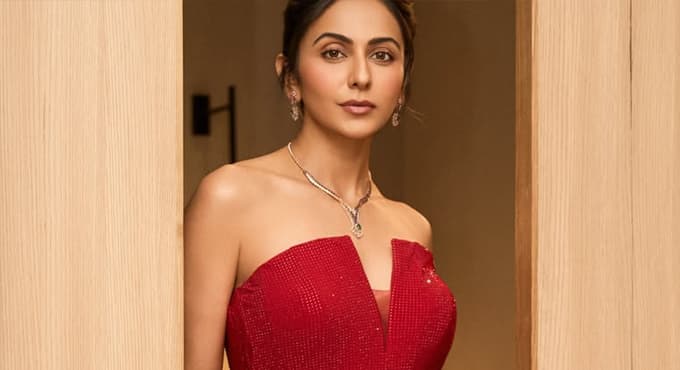 రెడ్ డ్రెస్ లో మెరిసిపోతున్న ర కుల్