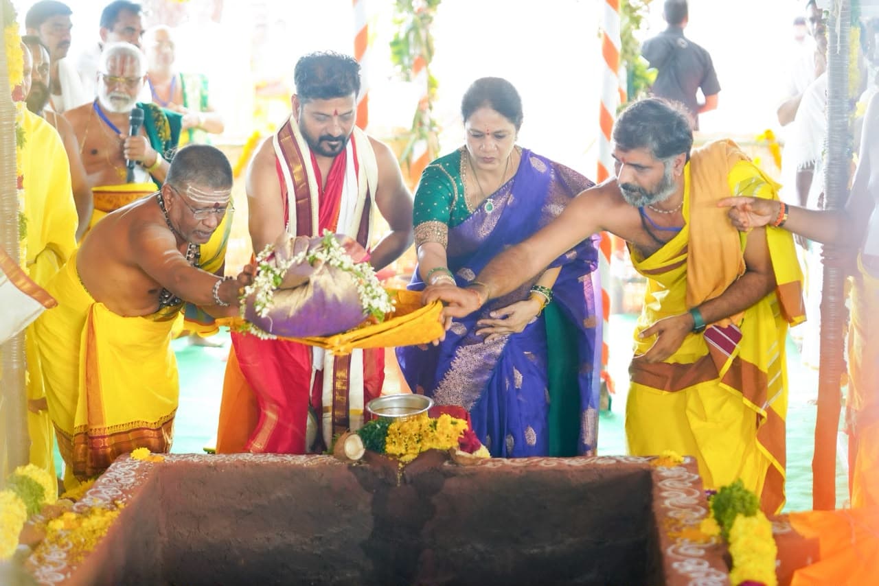 వర్షాల కోసం వరుణ యాగం.. సతీసమేతంగా సీఎం రేవంత్ రెడ్డి ప్రత్యేక పూజలు